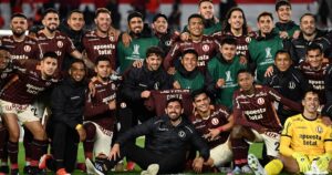 Los festejos del "histórico" Universitario en el Monumental tras el empate con River imagen-4