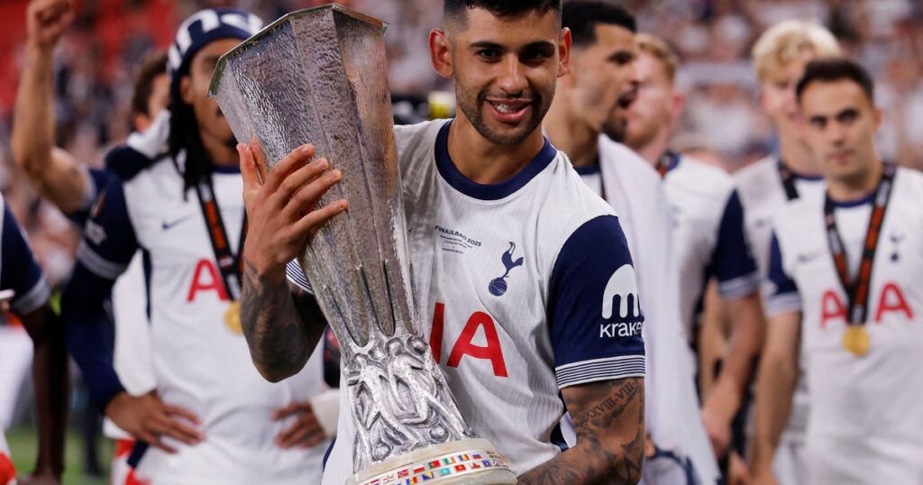 'Cuti' Romero sigue acumulando trofeos: lo eligieron el MVP de toda la temporada de la Europa League tras consagrarse con el Tottenham imagen-93