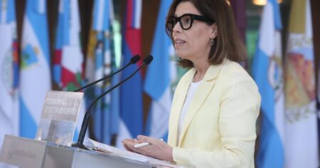 La definición de Laura Alonso sobre Manuel Adorni: "No entiende nada, es un muñequito de Play Station " imagen-10