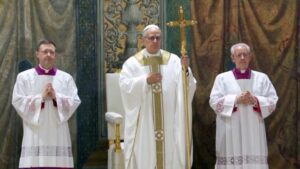 León XIV celebró su primera misa y llamó a la unidad de la Iglesia ante los peligros del materialismo imagen-2