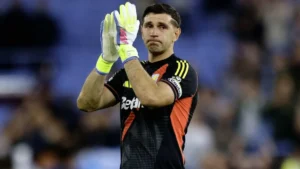 Dibu Martínez, entre lágrimas tras lo que pudo ser su adiós en Aston Villa: las tres ofertas que tiene en la mesa - TyC Sports imagen-1