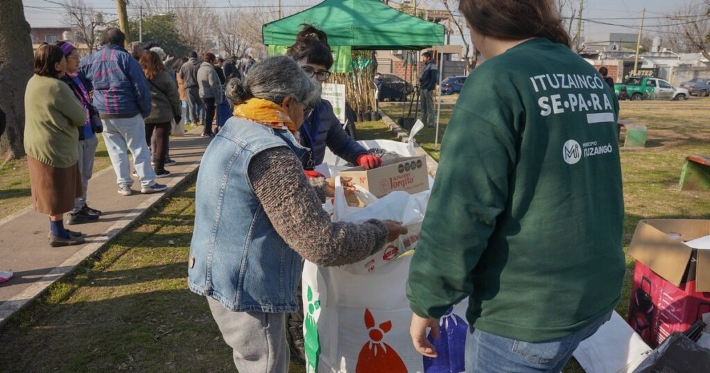 Los vecinos que separan residuos y a cambio se llevan árboles para sus veredas imagen-93