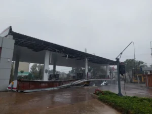 Calles anegadas y árboles caídos por el fuerte temporal que azota Posadas imagen-3