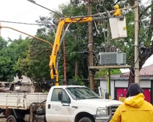 Paulatinamente se recupera el servicio eléctrico en distintos puntos de la provincia imagen-2