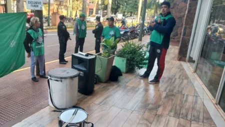 Puerto Iguazú: Empleados Municipales se manifestaron frente al Iturem para exigir mejoras salariales imagen-18