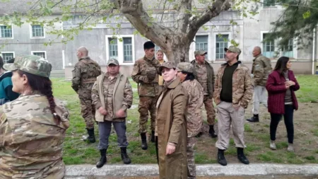 De jugar entre araucarias a liderar una tropa en El Eternauta imagen-20