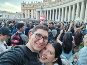 María y Kevin, misioneros en la asunción de León XIV imagen-2