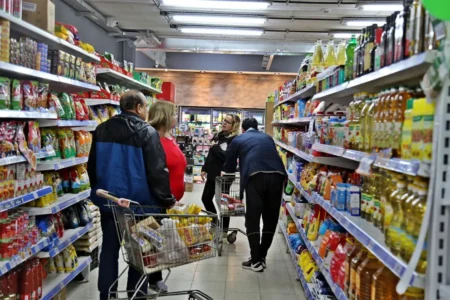 Alimentos registran caídas entre el 25% y 35% en comercios posadeños imagen-16