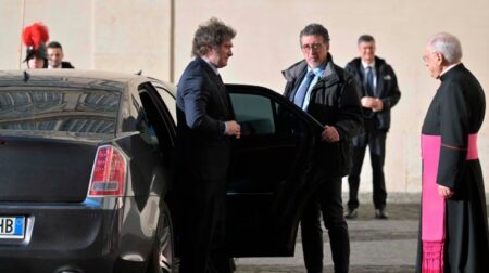 Javier Milei viajará a Roma para participar de la misa de asunción del papa León XIV imagen-18