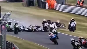 Video I Tragedia en el motociclismo británico: dos pilotos murieron en accidente múltiple que dejó varios heridos imagen-8