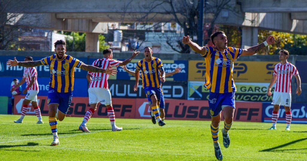 Con un golazo de mitad de cancha, Atlanta le ganó a San Martín (T) y es puntero de la Zona A imagen-38