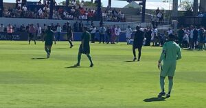 Mientras busca DT, Riquelme está en Paraguay y fue una de las atracciones de un partido de leyendas imagen-2