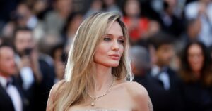 El perfume favorito de Angelina Jolie huele a "alta costura": qué característicos aromas le gustan a la actriz y cómo se llama imagen-2