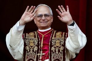 León XIV presentó su retrato y escudo papal: qué significan los símbolos con los que comenzó el pontificado imagen-8