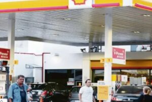 Shell y Axión se sumaron a YPF y bajaron los precios de combustibles imagen-1