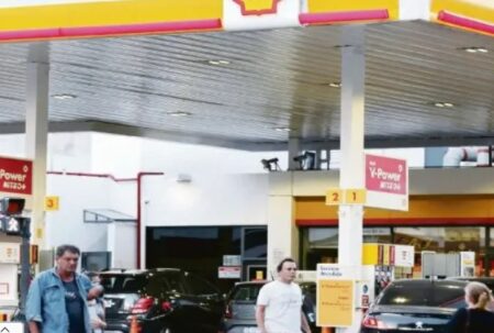 Shell y Axión se sumaron a YPF y bajaron los precios de combustibles imagen-14
