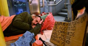 "No es verdad que traigamos pestes": así es una noche en Barajas entre latinoamericanos, españoles, discapacitados y adictos sin hogar imagen-4