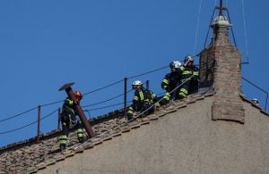 El Vaticano instaló la chimenea en la Capilla Sixtina y pone en marcha el operativo secreto para elegir al nuevo Papa imagen-7