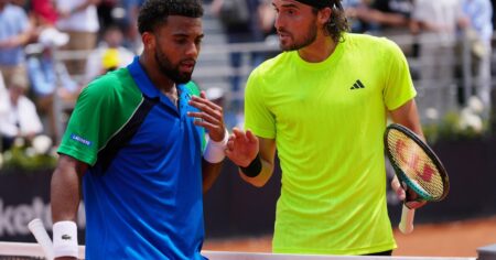 El picante cruce cara a cara en la red entre Fils y Tsitsipas en el Masters 1000 de Roma por un pelotazo al cuerpo imagen-5
