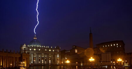 Un rayo sobre la Basílica de San Pedro y una gaviota en la chimenea: las "señales divinas" del último cónclave imagen-14