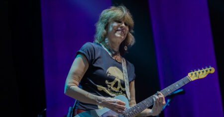 Chrissie Hynde, la rockera más varonera e integradora, se lució con su banda Pretenders y mostró un look Keith Richards imagen-18