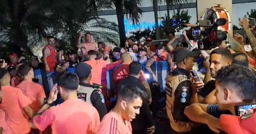 El gesto de los jugadores de River con los hinchas en Guayaquil imagen-43