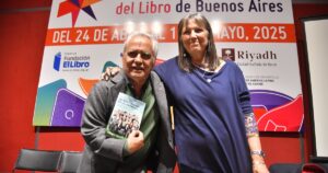 Juan Cruz Ruiz presentó su libro en la Feria y defendió a los periodistas agredidos por Milei imagen-2