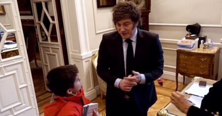 Javier Milei se reencontró con Pedrito en la Casa Rosada: las dos preguntas picantes que le lanzó “el nene libertario” imagen-8