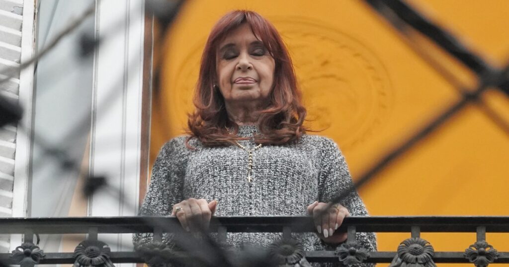 Llantos, gritos y negociaciones: el tsunami que sacudió a Cristina Kirchner por la condena de prisión imagen-4