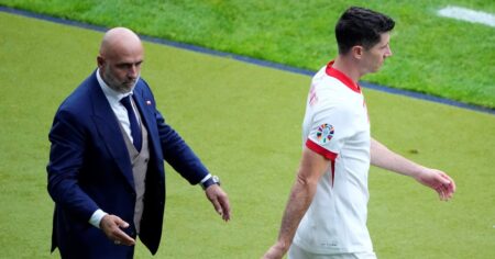 Tras el escándalo con Lewandowski, renunció el DT de Polonia imagen-5