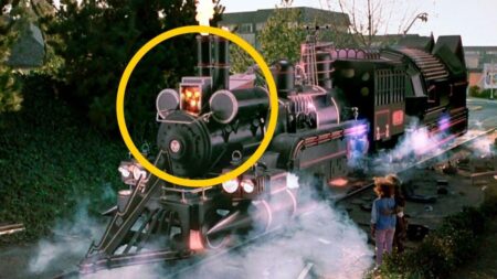 Nunca me había fijado en este detalle de 'Regreso al futuro 3', pero es el homenaje perfecto al elemento más importante de la película imagen-6