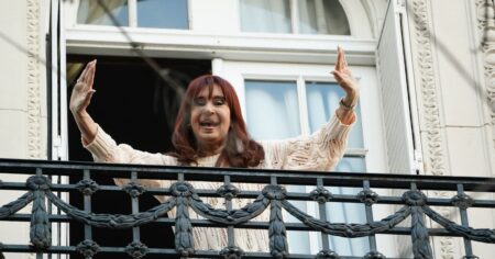 La Justicia revisó el departamento de Cristina Kirchner para avanzar en la colocación de la tobillera electrónica imagen-11