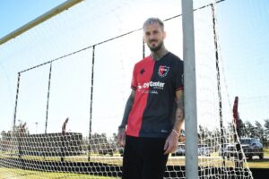 Darío Benedetto firmó en Newell’s: el contacto del Ogro Fabbiani por Instagram y las razones de su llegada imagen-3
