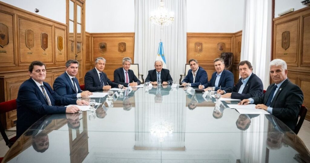 El Gobierno apunta a los gobernadores para conseguir apoyos para el proyecto de sacar los dólares del colchón imagen-96