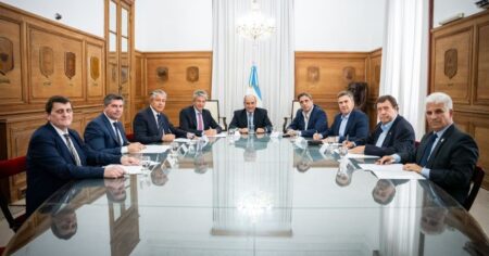 El Gobierno apunta a los gobernadores para conseguir apoyos para el proyecto de sacar los dólares del colchón imagen-13