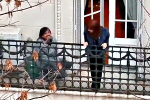 Quién es el hombre que acompañaba a Cristina Kirchner en su salidas al balcón imagen-1