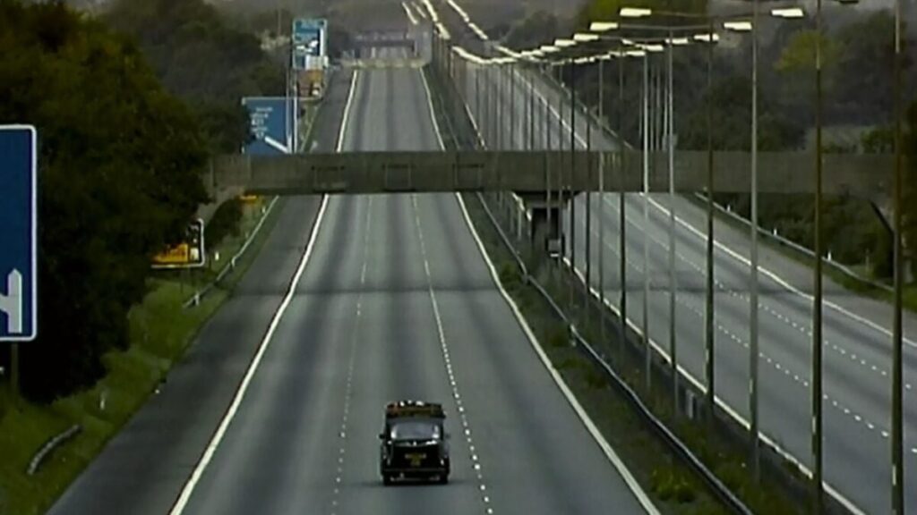 No hay nadie en esta escena de '28 días después', pero era una de las autopistas más transitadas de Reino Unido y la policía lo hizo lo mejor que pudo imagen-5