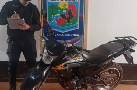 Recuperaron una motocicleta robada y le restituyen a su propietario imagen-9