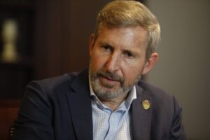 Frigerio congeló salarios y aparecen dificultades financieras en las provincias imagen-3