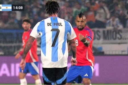 Los picantes cruces entre Rodrigo De Paul y Arturo Vidal en el primer tiempo de Chile vs. Argentina imagen-14