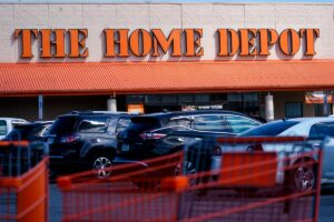 Trabaja como jornalero y así huyó de una redada del ICE en el Home Depot de Los Ángeles: “Casi me desmayo” imagen-1