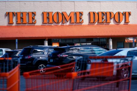 Trabaja como jornalero y así huyó de una redada del ICE en el Home Depot de Los Ángeles: “Casi me desmayo” imagen-9