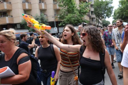 Pistolas de agua, bombas de humo y cierre del Louvre: protestas multitudinarias contra el turismo se extienden por Europa imagen-8