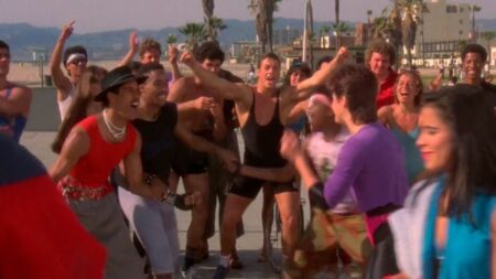 Hace 42 años empezó en el cine bailando, y ahora es una de las estrellas de acción más famosas de la historia. ¿Le reconoces? imagen-5