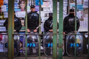Cristina Kirchner suspendió el banderazo frente a su casa y arremetió contra Bullrich por el operativo imagen-3