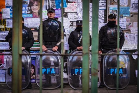 Cristina Kirchner suspendió el banderazo frente a su casa y arremetió contra Bullrich por el operativo imagen-18