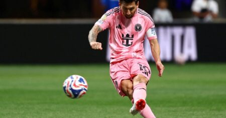Messi, leyenda inoxidable: 20 años, 10 mundiales y 25 goles para sacarles más distancia a otros cuatro fenómenos de la historia del fútbol imagen-17