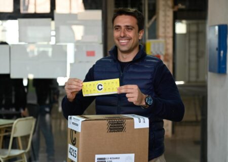 Elecciones en Rosario: bajo un intenso frío, los candidatos pidieron a la gente que concurra a votar para evitar una alta abstención electoral imagen-7