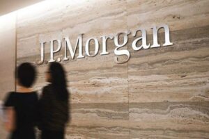 JP Morgan recomendó vender bonos argentinos ante un escenario marcado por “ruido electoral” y menor ingreso de divisas imagen-2