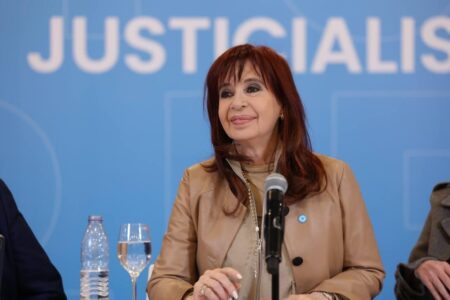 Cristina está reunida con senadores peronistas mientras espera la definición de la Corte imagen-6